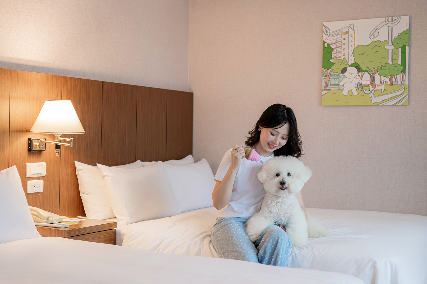 ●寵物友善住宿3_飯店不僅開放寵物入內可牽繩落地，也可自由上床，成為攜寵家庭一大福音。